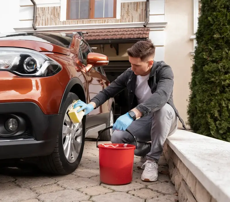 Lavage auto à domicile Blainville-sur-Mer : professionnel intervenant sur un véhicule